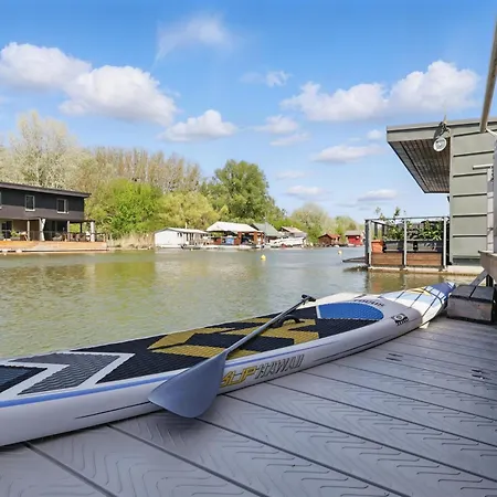 Sunset View Housboat With Sundeck,ac&heating Bratislava