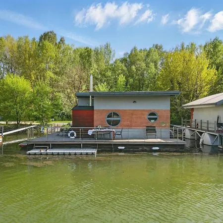 בית נופש Sunset View Housboat With Sundeck,ac&heating ברטיסלאבה