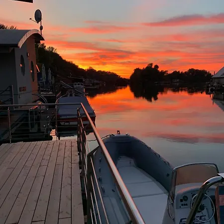 Casa vacanze Sunset View Housboat With Sundeck,ac&heating *