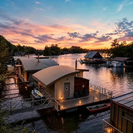 Nyaraló Sunset View Housboat With Sundeck,ac&heating Pozsony