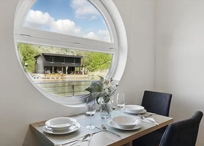 בית נופש Sunset View Housboat With Sundeck,ac&heating ברטיסלאבה