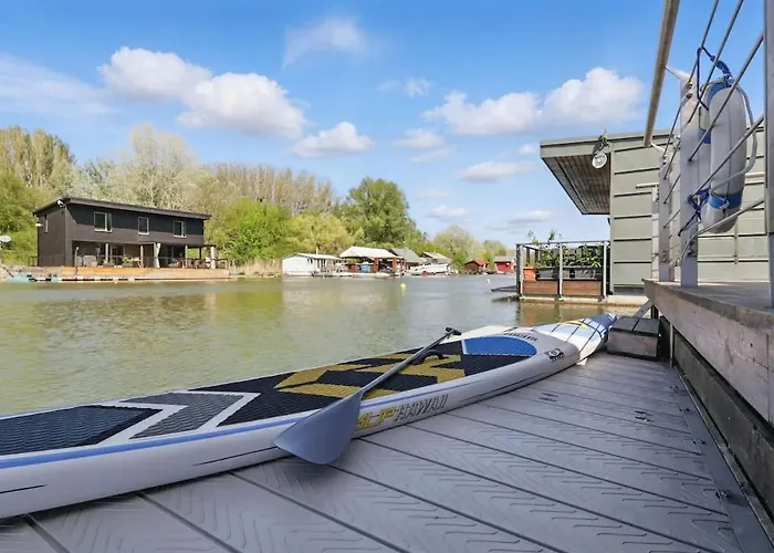 Sunset View Housboat With Sundeck,ac&heating בית נופש ברטיסלאבה