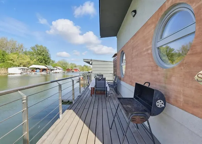 בית נופש Sunset View Housboat With Sundeck,ac&heating ברטיסלאבה