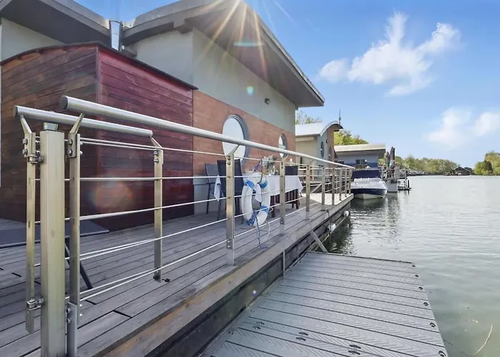 בית נופש Sunset View Housboat With Sundeck,ac&heating