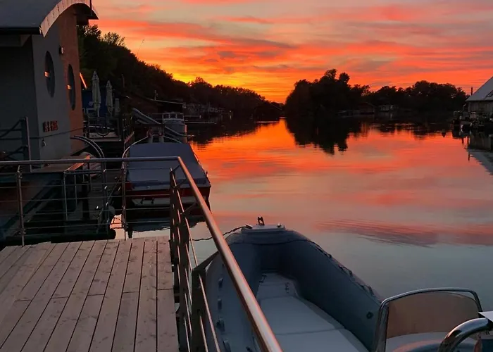 בית נופש Sunset View Housboat With Sundeck,ac&heating *