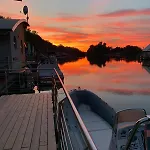 Dom wakacyjny Sunset View Housboat With Sundeck,ac&heating *