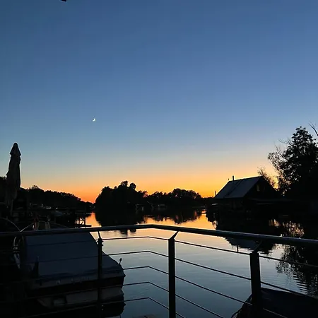Sunset View Housboat With Sundeck,ac&heating Nyaraló *