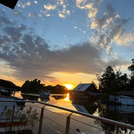 Sunset View Housboat With Sundeck,ac&heating Nyaraló